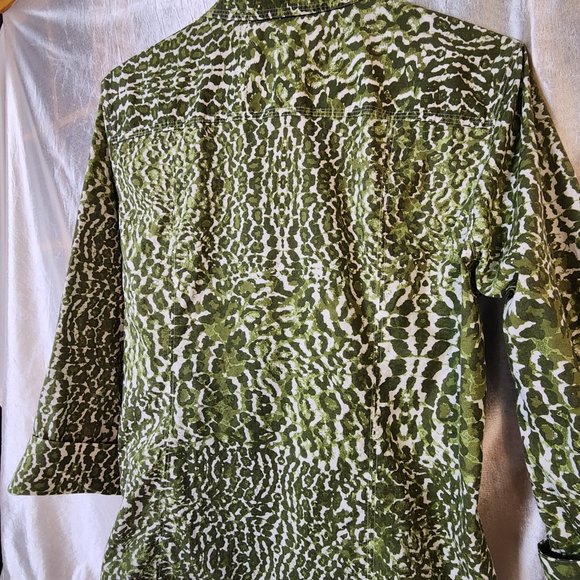 Nearly New Foxcroft size 14 petite Green and White Cotton Animal Print Blouse - Picture 6 of 16